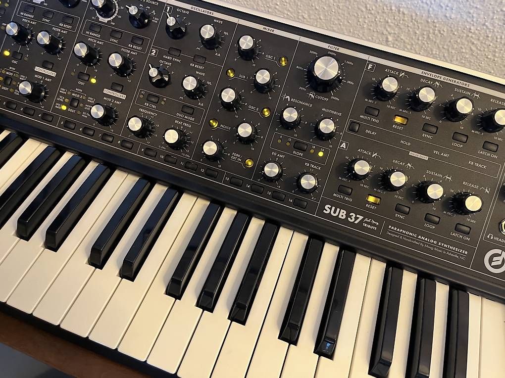 Strumenti musicali: Moog Sub 37 Tribute Edition Synthesizer – Usato da Zürich venduto da Rosarilli 1