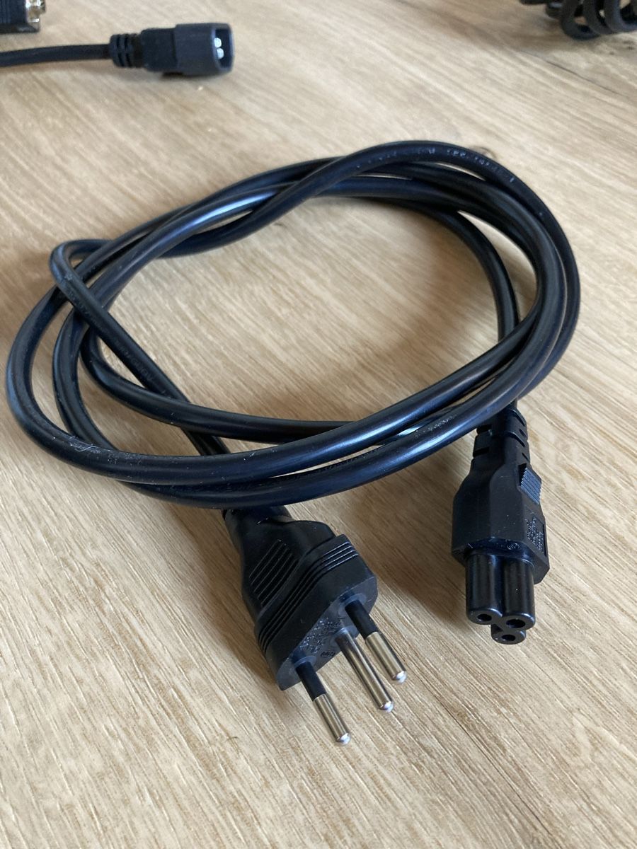 Kabel: Stromkabel mit Schweizer Stecker C13 3-polig – Gebraucht aus Wichtrach von Queensparkunite