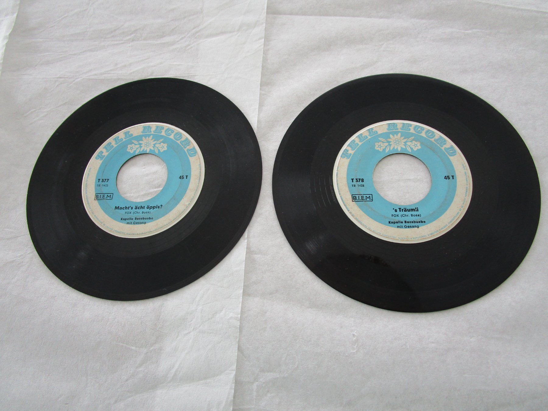 Vinyles: 2 sehr alte Single Schallplatten – D'occasion à Grenchen par Uhus15