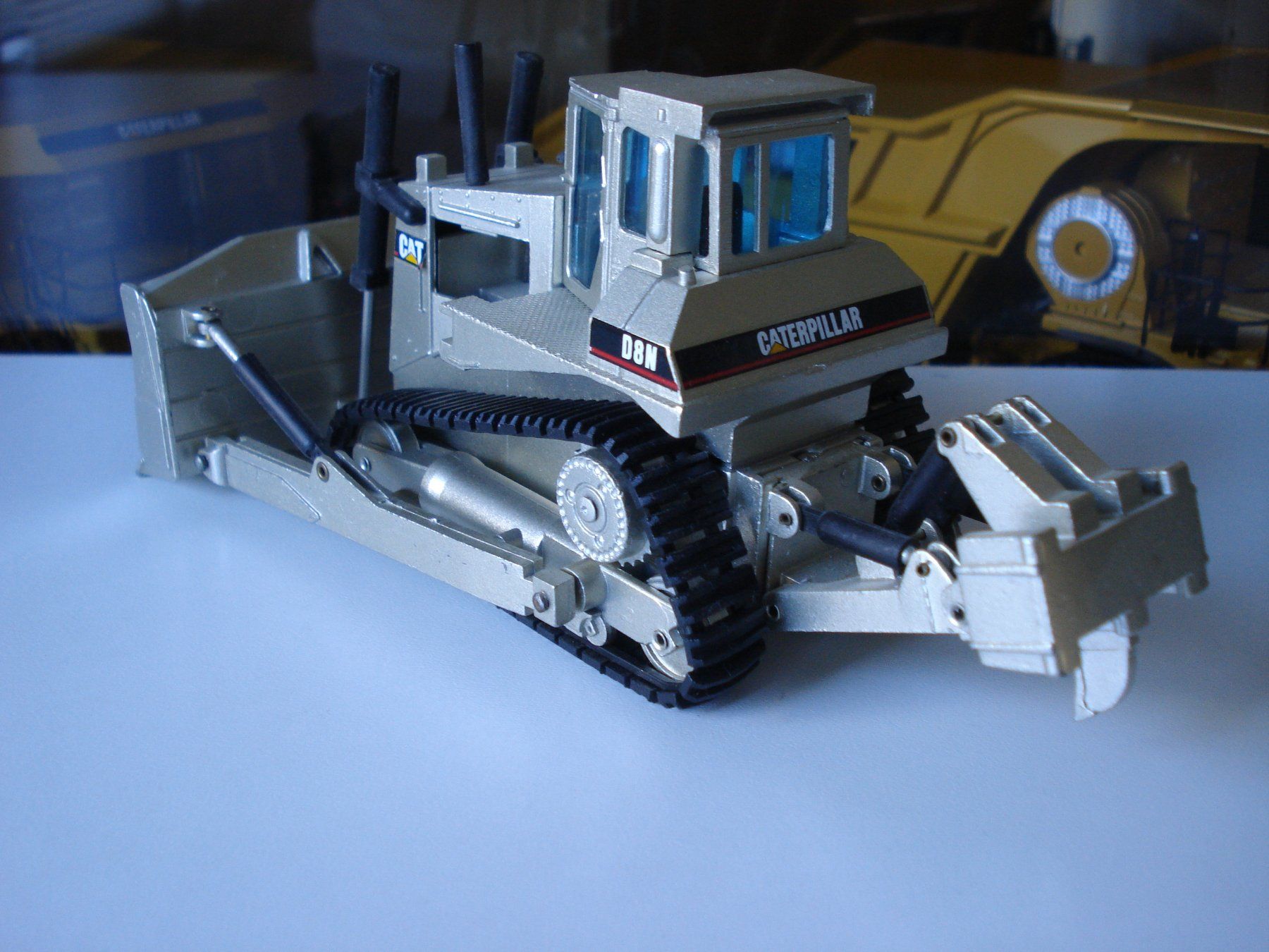 Caterpillar Kit di modellismo & Modellini statici: CAT D 8 N Kettendozer Silber – Nuovo e nell'imballaggio originale da Mitlödi venduto da worker04 1