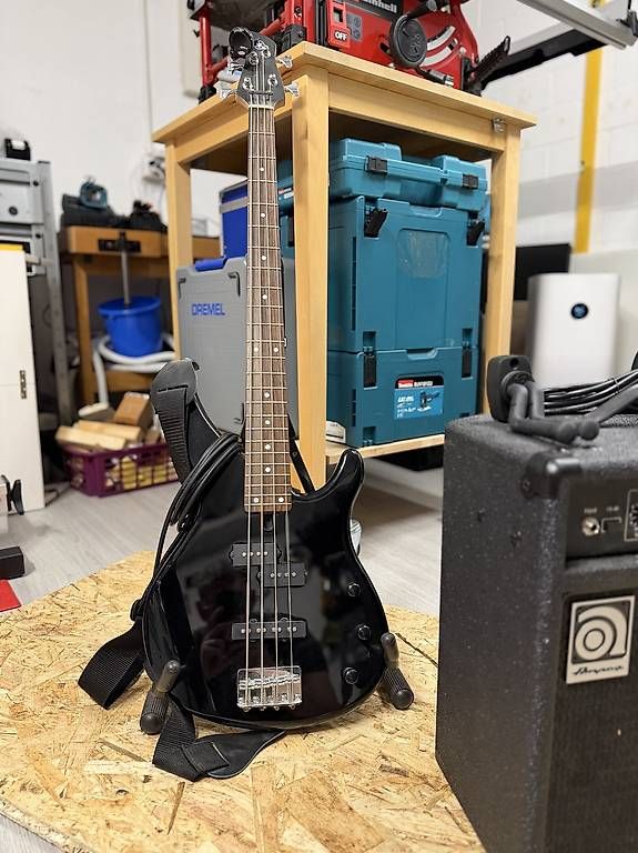 Musikinstrumente: E-Bass mit Verstärker – Gebraucht aus Mägenwil von andreabianco