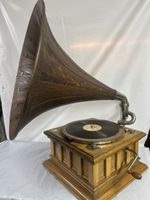 Grammophon mit Holztrichter