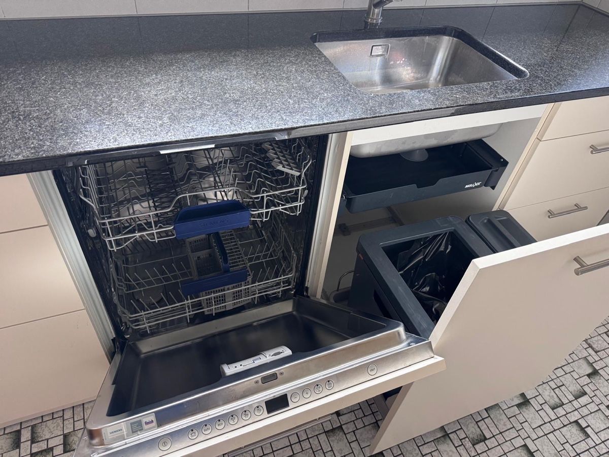 Cuisines complètes: Komplett Küche mit El Geräte – D'occasion à Cham par ABhome10 8