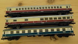 Spur n: 3 Personenwagen DB, 1x mit Beleuchtung/Schlusswagen