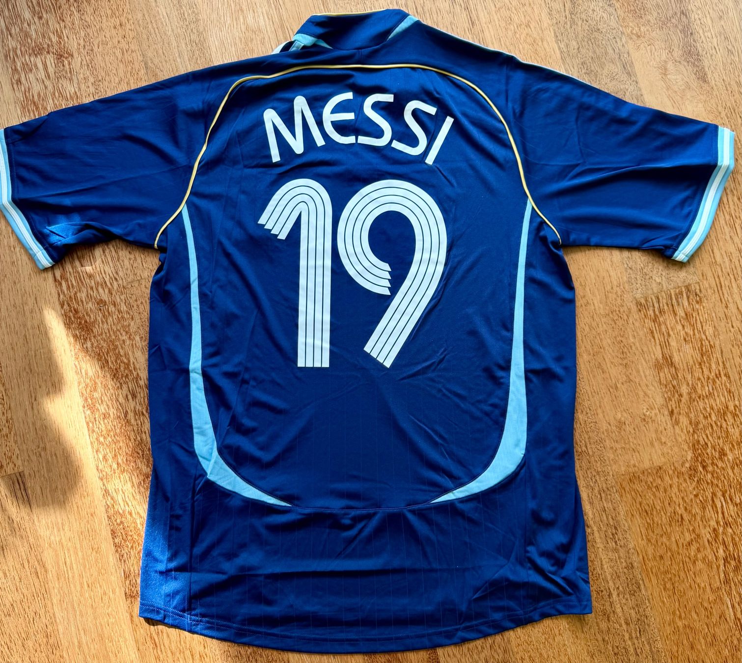 Adidas Canottiere & Pantaloni: Argentinien 2006 Reissue away Shirt - Messi – Nuovo (secondo la descrizione) da Hermetschwil-Staffeln venduto da Beat131