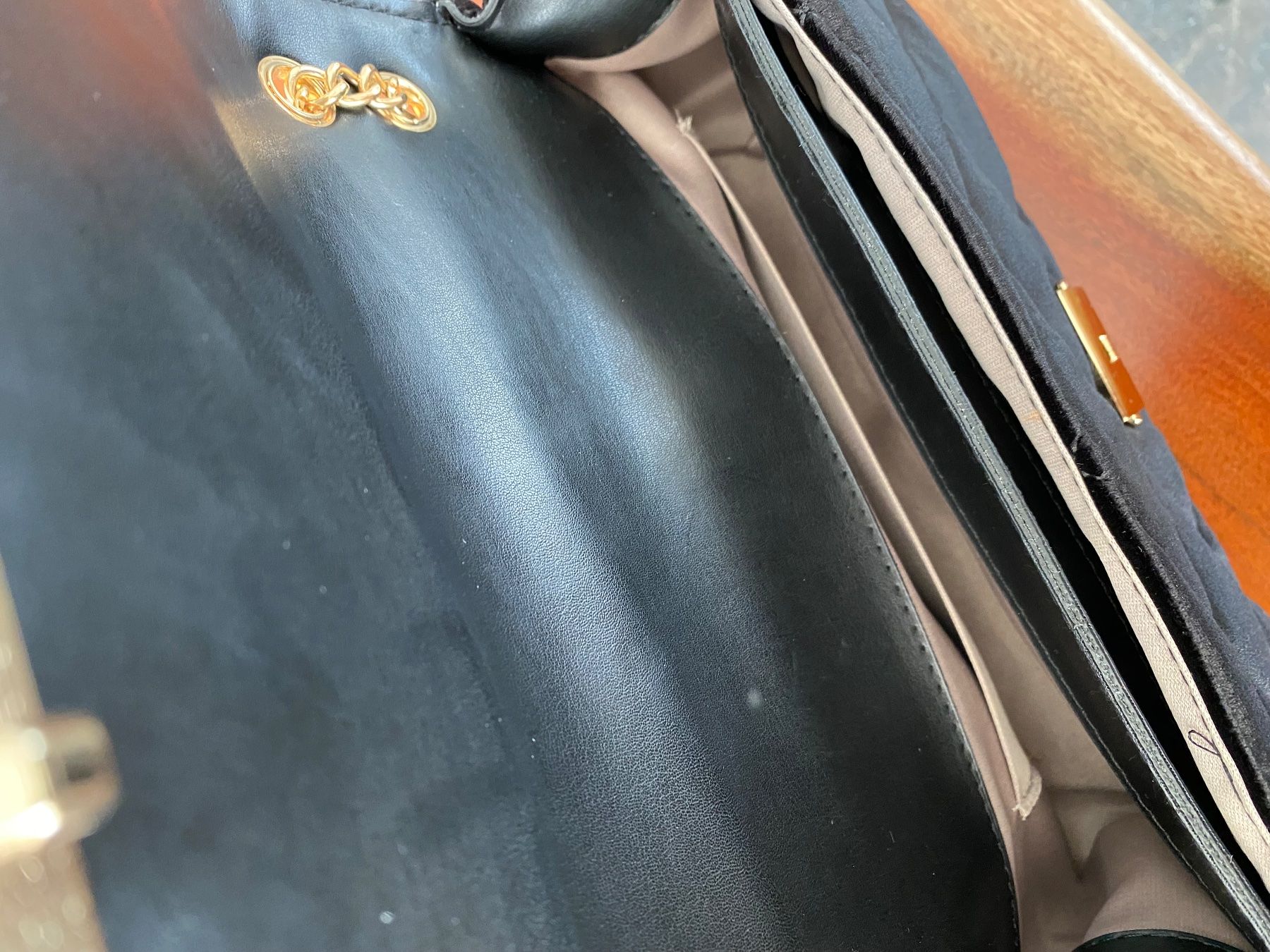 Taschen für Damen: Schwarze Veloursledertasche – Gebraucht aus Effretikon von Lunaaa_ 3