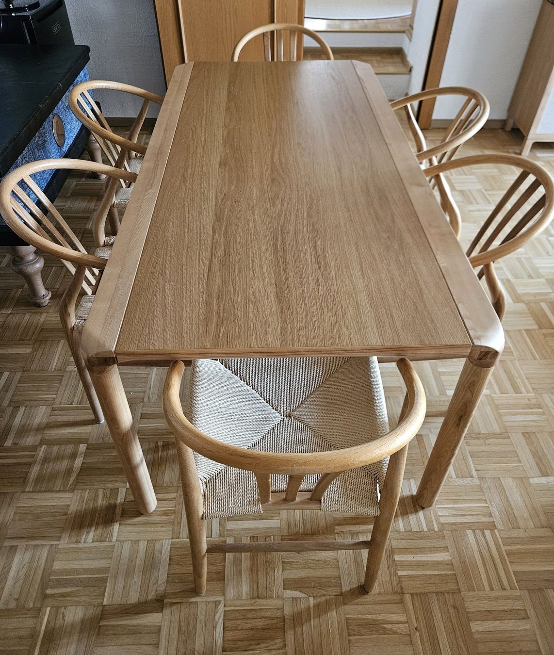 Set de table et chaises: Zuiver Esstisch + 6 Stühle, Esche und Eichenholz – D'occasion à Nuglar par mjc_cw9f