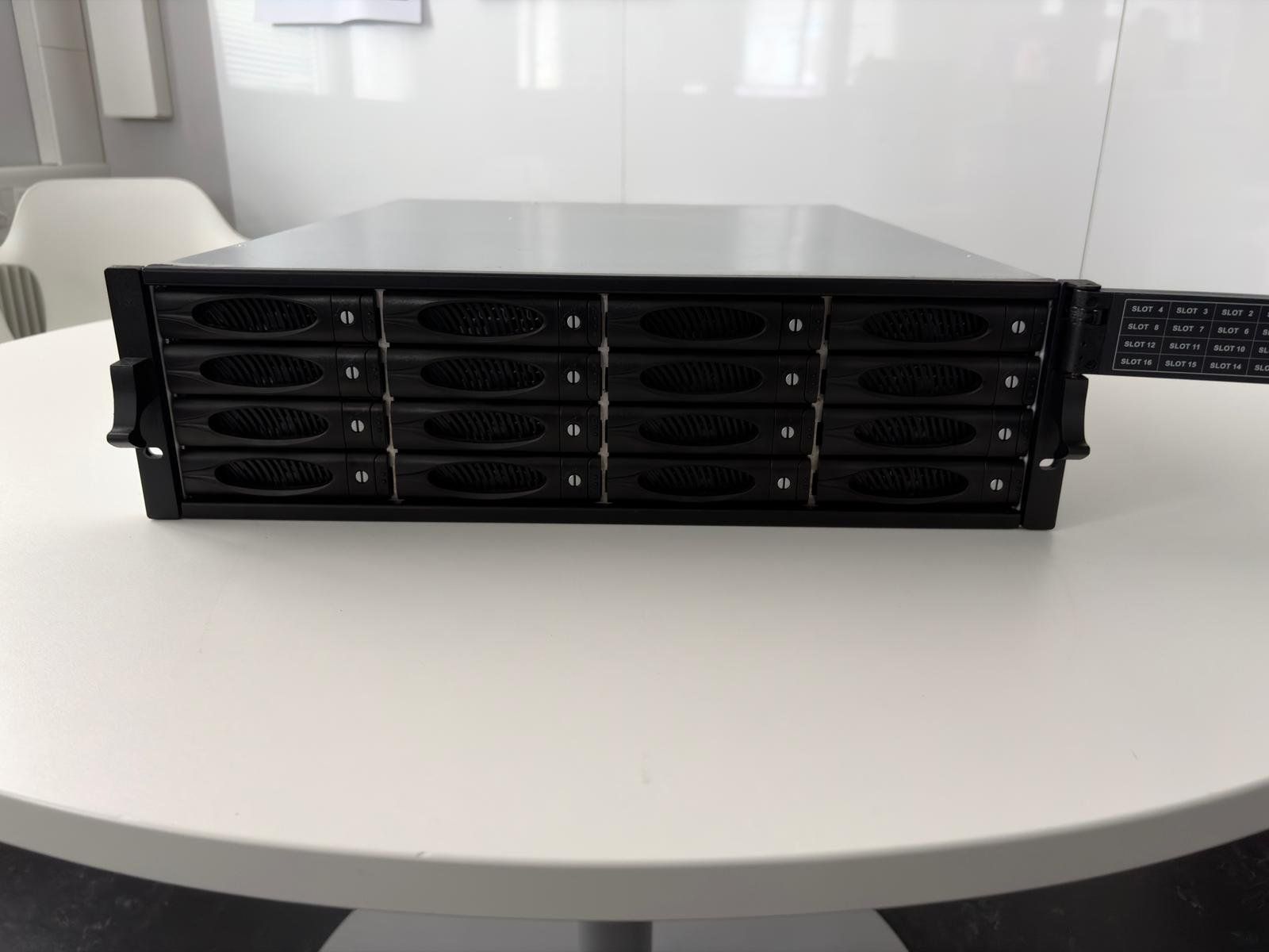 Serveurs: ACTi Proware NAS RAID Storage Bundle, 12-Bay + 16-Bay – D'occasion à Olten par VJii-Productions