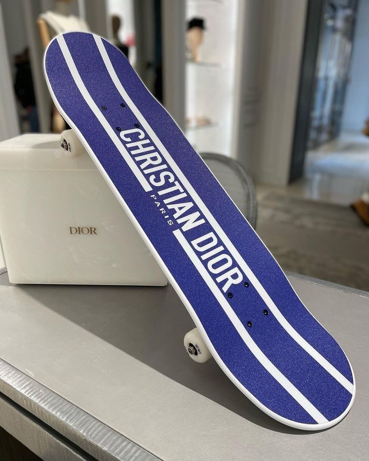 Skateboards: Skateboard Dior – Nuovo e nell'imballaggio originale da Chêne-Bougeries venduto da CollectorGVA 4