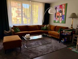 Eleganter Couchtisch mit Glasplatte und Chromgestell