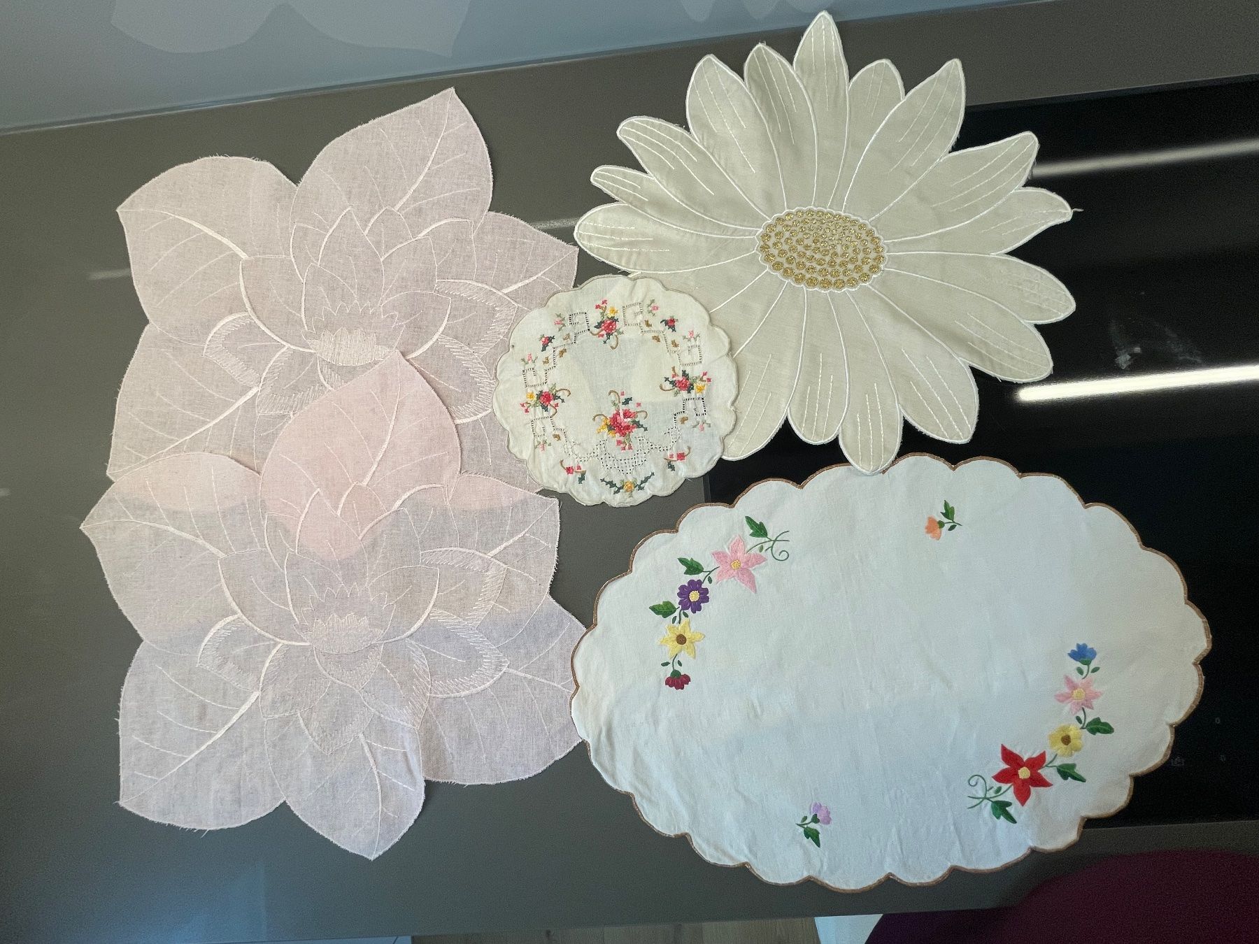 Altra biancheria da tavola: 5 bestickte Deckchen, Sets mit Blumenmuster, Vintage Deko – Usato da Winkel venduto da Kade50 2