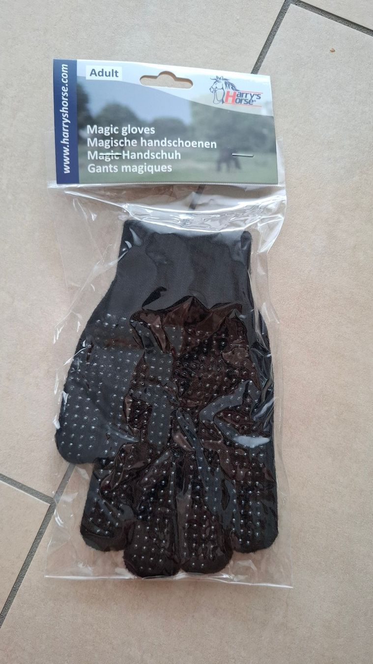 Guanti & manicotti: Harry's Horse Magic Gloves / Noppenhandschuhe – Nuovo e nell'imballaggio originale da Rickenbach b. Wil venduto da Beautiful.Things