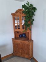 Herziger Eckschrank aus Kiefernholz