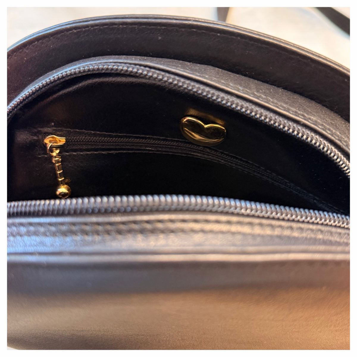 Taschen für Damen: Halbrund geformte Vintage-Umhängetasche – Neu (gemäss Beschreibung) aus Schlieren von RoPue 4