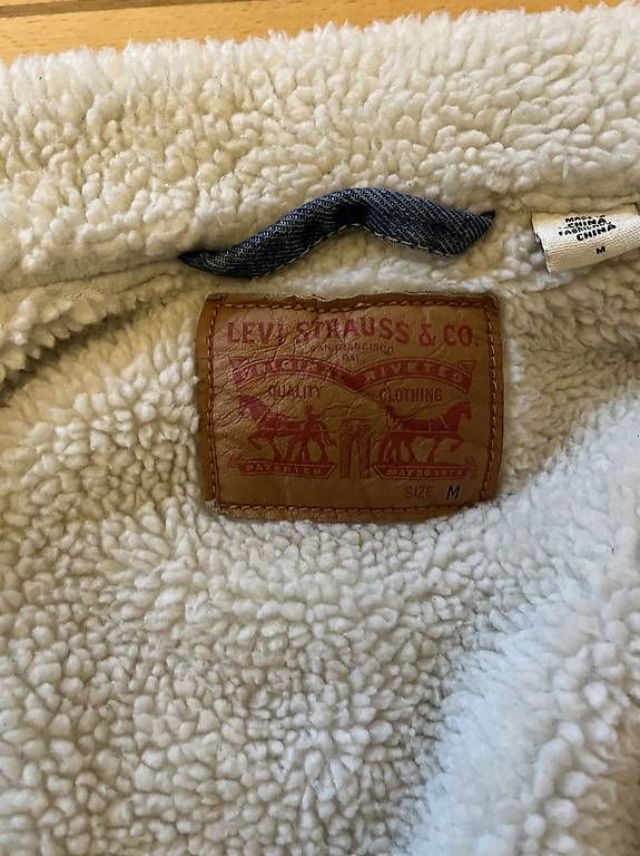 Giacche: Levis flauschige Jeansjacke (mit Teddyfutter) – Usato da Zürich venduto da lin_92hw 1