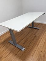 Elektrisch verstellbarer Bürotisch