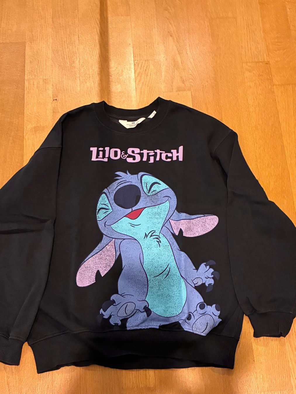 Pullover & Sweatshirts: Pull Lilo et Stitch noir + pull sport taille 146-152 – Gebraucht aus Thônex von Fontanheiras