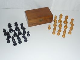 Vintage Schachfiguren aus Holz mit Filz und Holzbox !