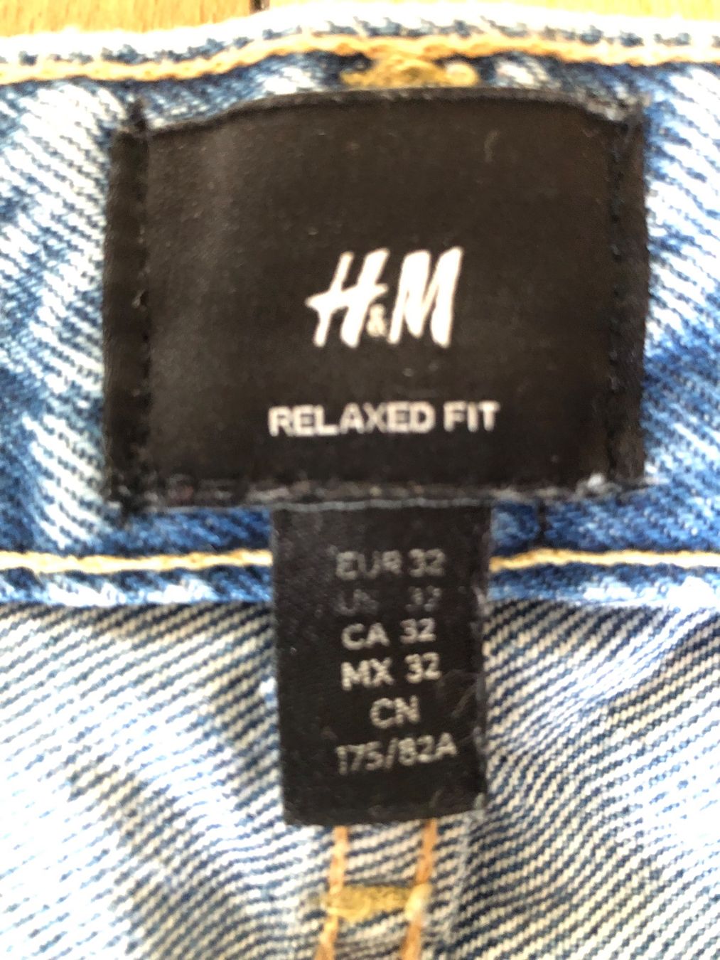 H&M Pantaloni: Kurze Jeanshose Grösse 32 – Usato da Hinwil venduto da dadalina76 1