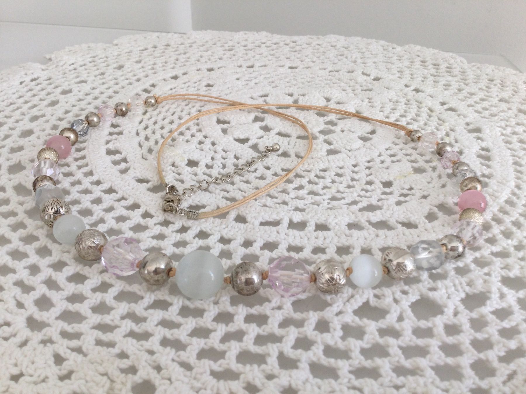 Colliers: Collier perles blanches & perles rose œil-de-chat, NEUF – Neuf avec emballage d'origine à Agiez par chouchanelle 3