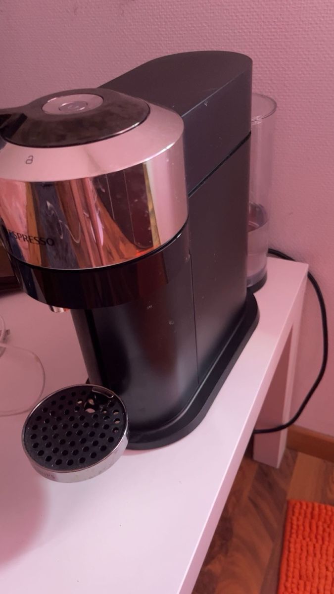Nespresso Kaffeemaschinen & Espressomaschinen: Macchina da Caffè Nespresso Krups Vertuo Next nera cromata – Gebraucht aus Chur von and_5zsd 1