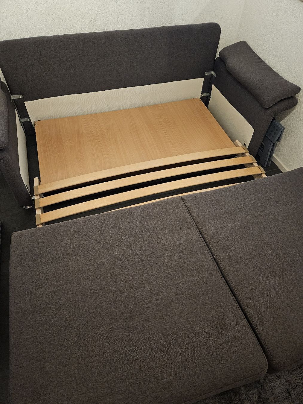 Divani: Schlafsofa grau gestreift ausziehbar – Nuovo (secondo la descrizione) da Embrach venduto da giules_95 2