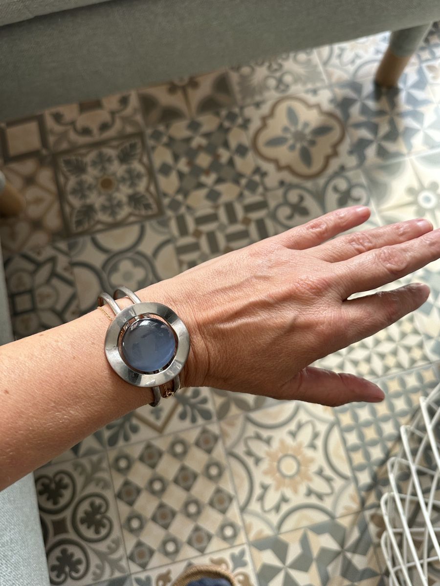 Bracciali & Braccialetti: Armreif mit blauem Stein – Usato da Zürich venduto da yvonne.knoblauch