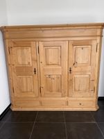 Bauernschrank aus Holz plus Massives Landhaus Sideboard-Top