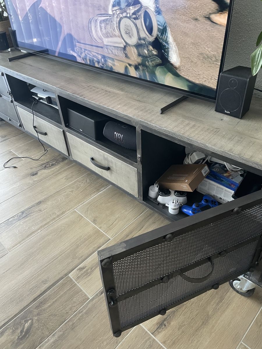 Mobili TV: Industrial TV-Möbel mit Rollen, Mango Holz – Usato da Birrwil venduto da Borro 3