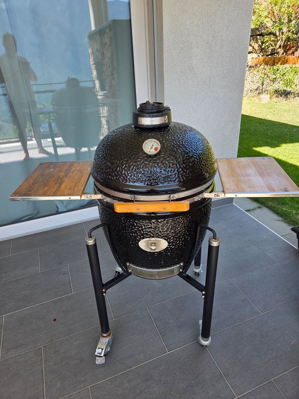 Monolith Grills: Barbecue céramique noirs monolith – Gebraucht aus Verossaz von Couchcouch 1