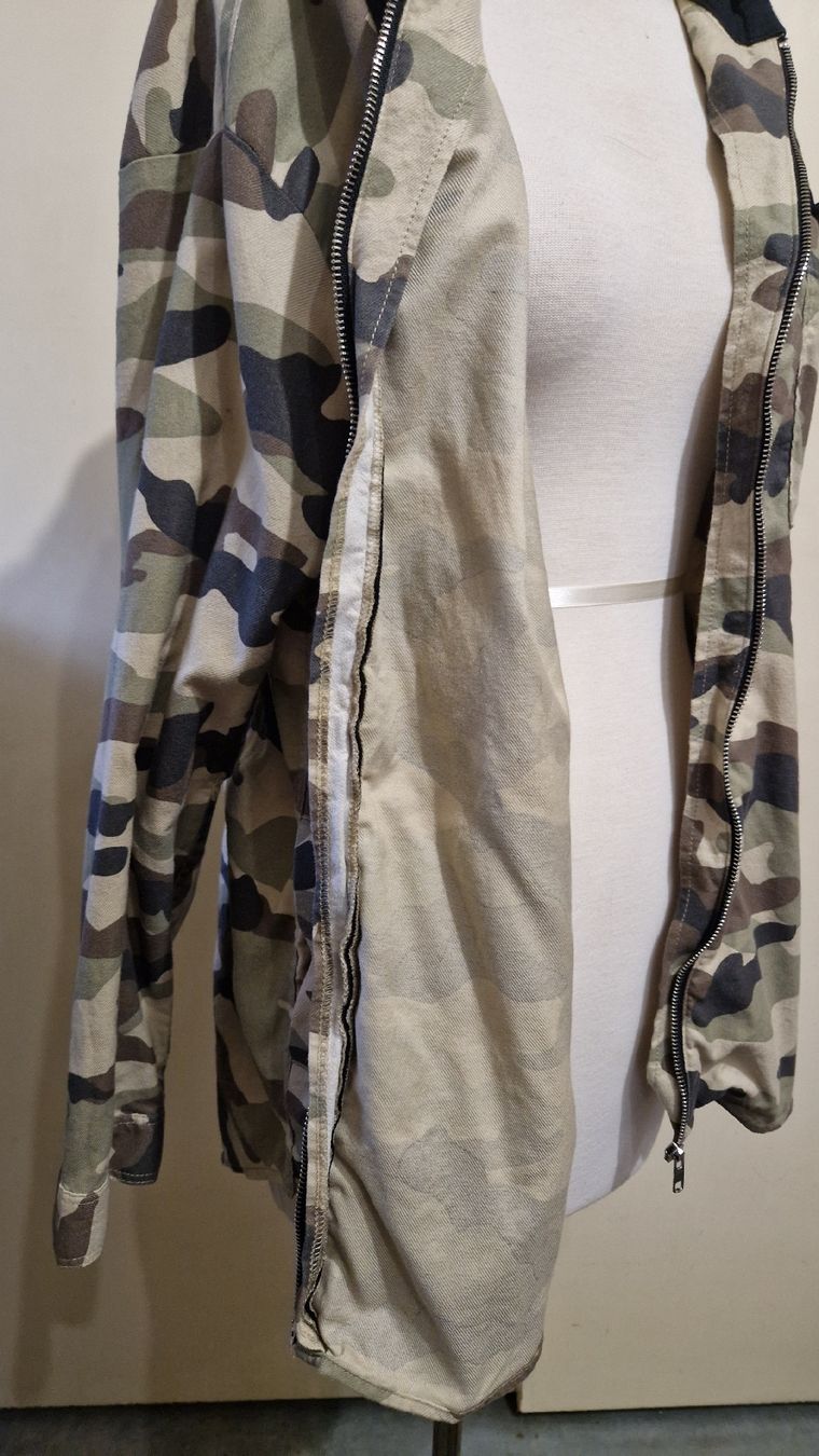 H&M Giacche: Camouflage-Jacke mit schwarzer Kapuze – Nuovo (secondo la descrizione) da Oberengstringen venduto da Sheera7 7