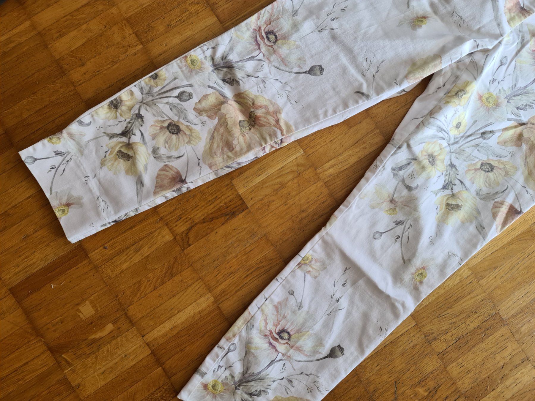 H&M Hosen: Damen Hose Blumenmuster hell Gr 40 neuwertig – Neu (gemäss Beschreibung) aus Emmenbrücke von gatasalvache 2