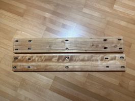 Zwei Holzlatten, ev. Eiche, stammen von Tisch-Unterkonstrukt