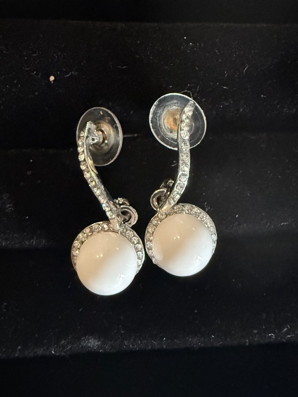 Orecchini pendenti & Orecchini a lobo: Modeschmuck - Ohrringe mit weisser Perle und Steinen – Usato da Basel venduto da zukk_ 1