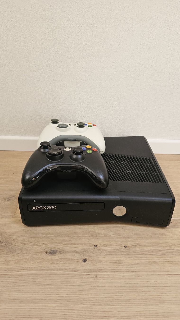 Microsoft Konsolen: Xbox 360 mit 2 Controller + 5 Spiele – Gebraucht aus Hünenberg von kri_ywr8