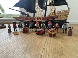 Playmobil Piratenschiff mit vielen Piraten und Rettungsboot