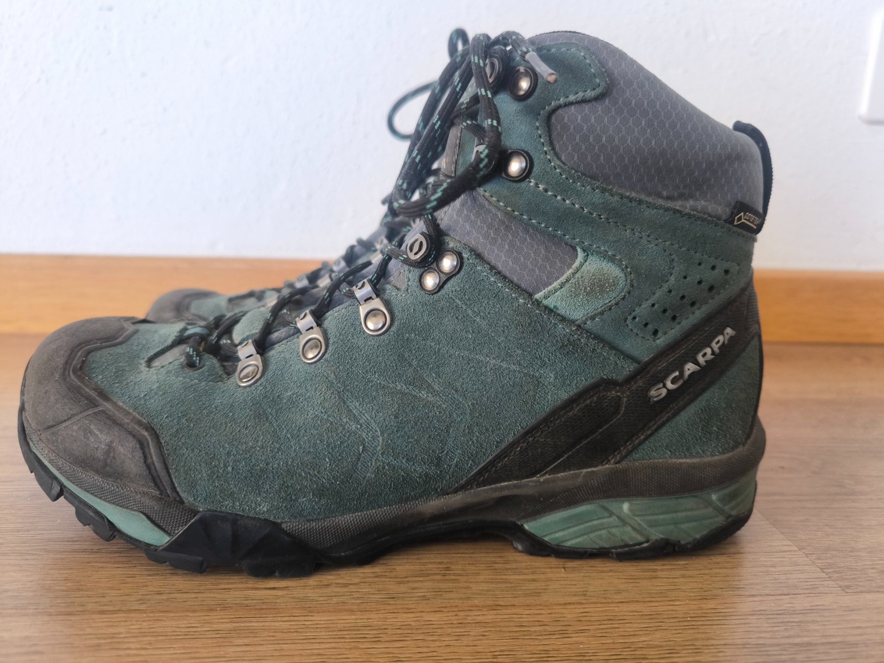 Scarpa Scarpe da donna: Scarpa Goretex Wanderschuhe 41 / 7 – Usato da Ebikon venduto da brombomboli