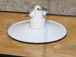 ALTE LAMPE MIT EMAILSCHIRM STALLLAMPE ?
