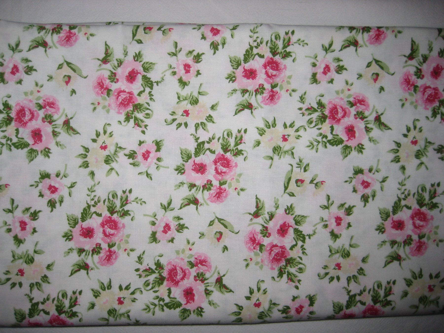 Tessuti: Baumwollstoff weiss mit rosa / pink Rosen – Nuovo (secondo la descrizione) da Füllinsdorf venduto da Schlupp