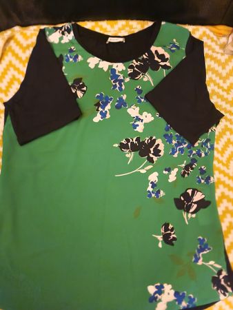 Jolie tunique fleurie Elena Miro taille M, jamais portée.