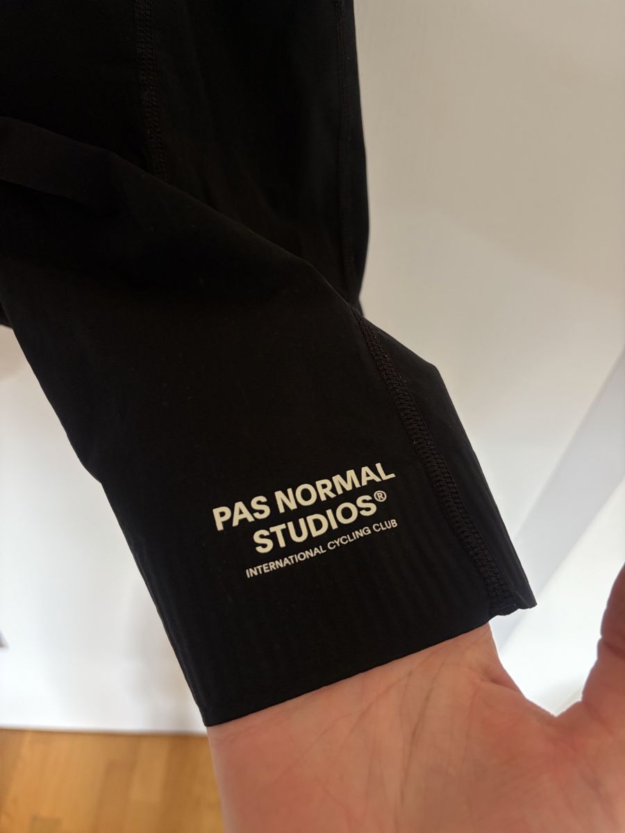 Pas Normal Studios Pantaloni: Pas Normal Studios Solitude Bib M  – Usato da Zürich venduto da Y.flitz 1