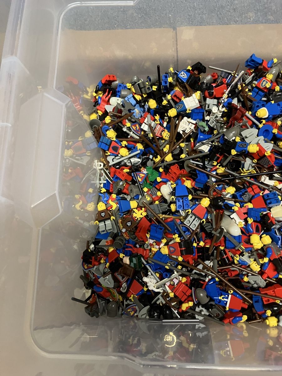 Lego Kit di costruzioni: Ca 2000 Lego Ritter Figuren – Usato da Luzern venduto da windundsichtschutz 2