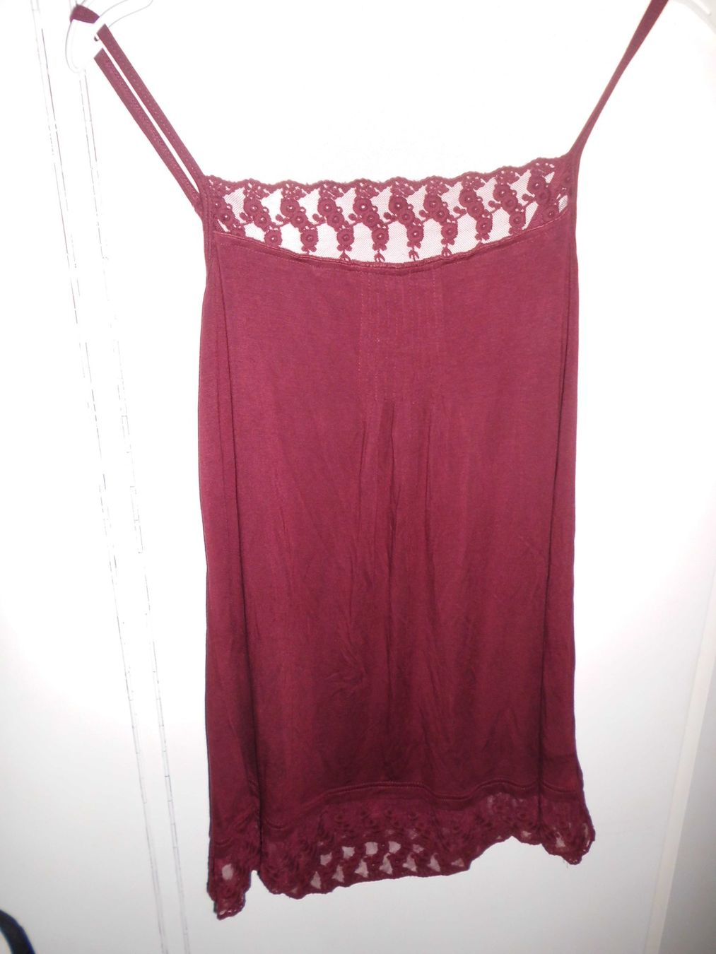 Tops: Top spaghetti bordeaux avec dentelles T, 44 – Neu (gemäss Beschreibung) aus Marin-Epagnier von Madja