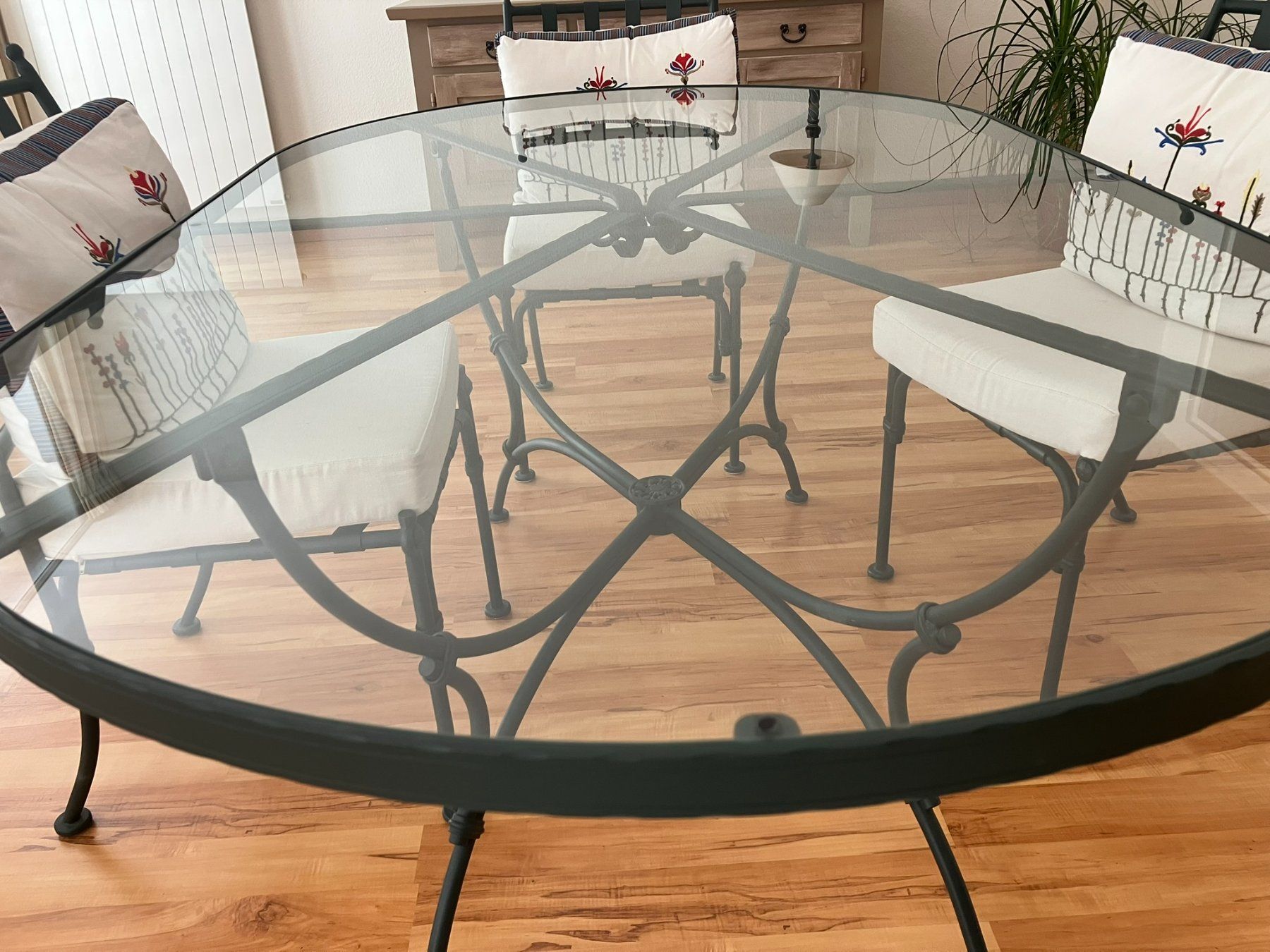 Tables: Table à manger en verre et fer forgé + 4 Chaises – D'occasion à Mies par isa_c2yt 3
