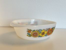 Schöne alte Schüssel mit Blumemuster