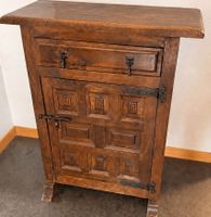 Holzschrank mit Schublade und Tür
