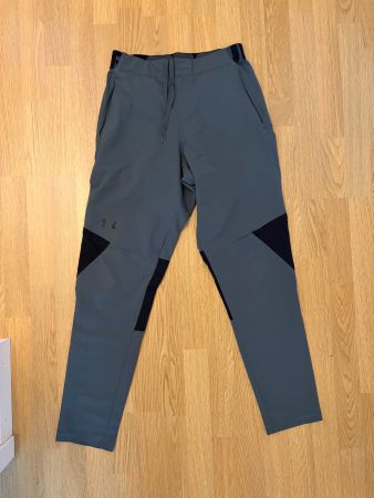 Sporthosen Under Armour dunkelgrau Grösse M