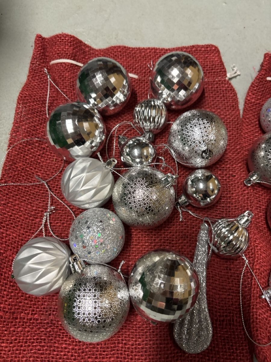 Tutte le decorazioni: Diverse Weihnachtskugeln, Silber-Look, Top Zustand! – Usato da Schüpfen venduto da Cedric03 2