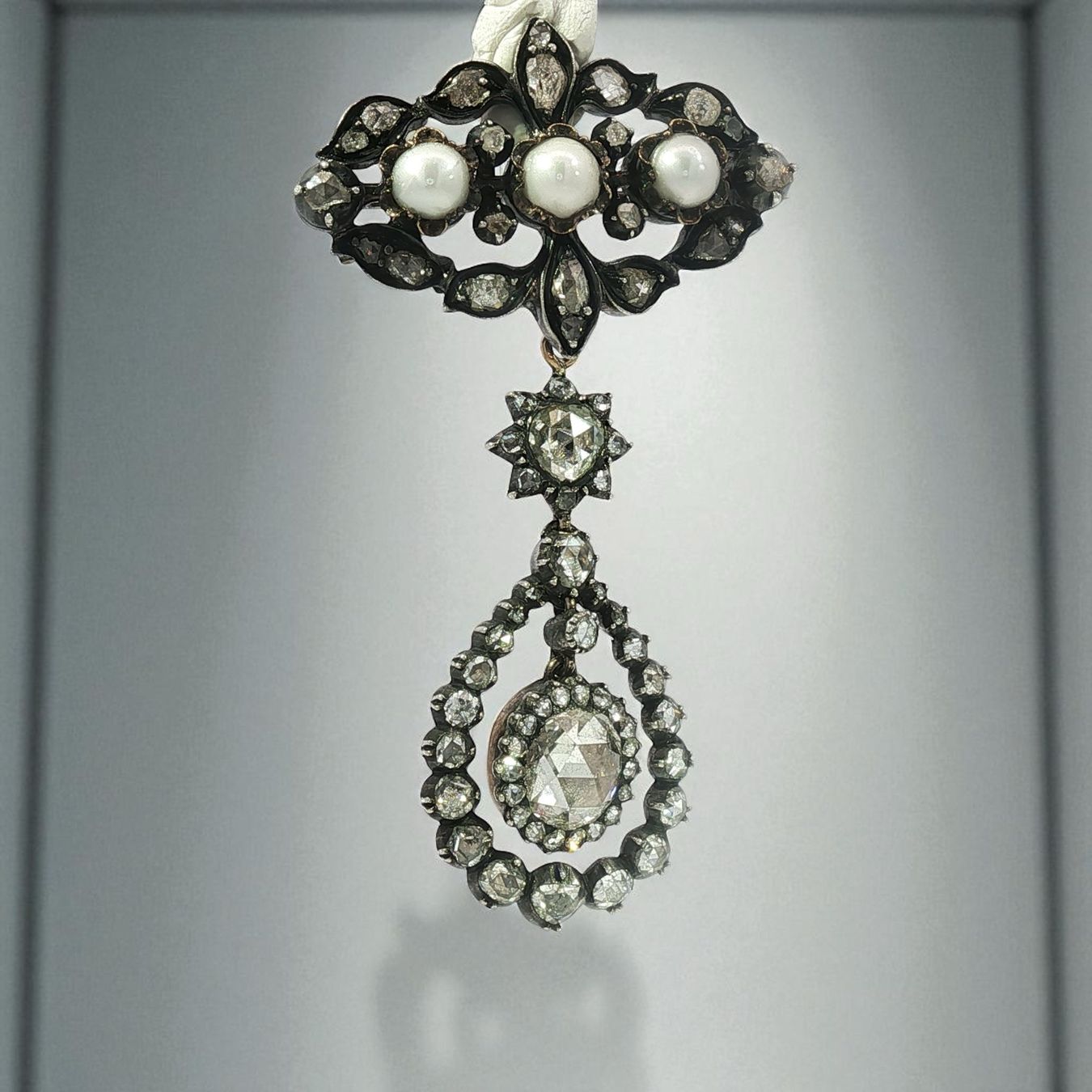 Spille & Fermagli: Frühviktorianische Diamant- & Perlenbrosche, um 1850 – Usato da Embrach venduto da marufa 1