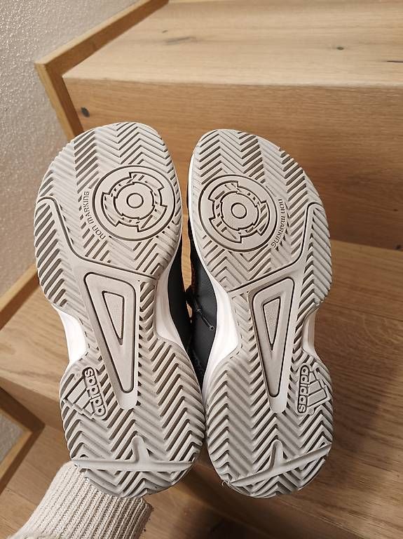 Schuhe für Jungen: Hallenschuhe Adidas Gr. 34 – Gebraucht aus Humlikon von Zitrone011 1